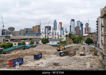 Demolizione di edifici nelle vicinanze Nine Elms rigenerazione area a sud di Londra. Giugno 26, 2019 Foto Stock