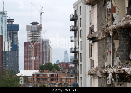 Demolizione di edifici nelle vicinanze Nine Elms rigenerazione area a sud di Londra. Giugno 26, 2019 Foto Stock