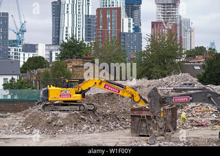 Demolizione di edifici nelle vicinanze Nine Elms rigenerazione area a sud di Londra. Giugno 26, 2019 Foto Stock