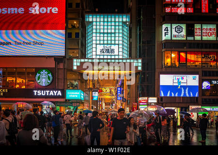 Area Dotonbori luci e la riflessione durante la pioggia Foto Stock