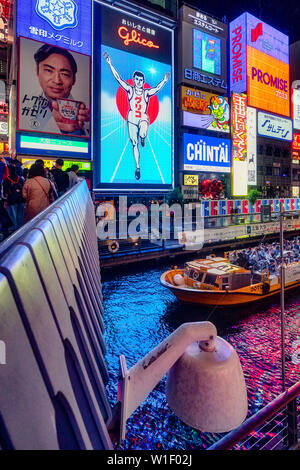 Area Dotonbori luci e la riflessione durante la pioggia Foto Stock