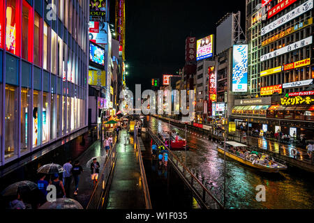 Area Dotonbori luci e la riflessione durante la pioggia Foto Stock