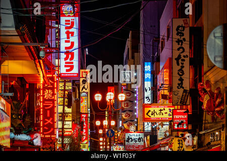 Area Dotonbori luci e la riflessione durante la pioggia Foto Stock