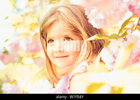 Womens giorno. viso e trattamenti viso. allergia ai fiori. Estate moda ragazza. Infanzia felice. Primavera. previsioni meteo. Un bambino piccolo. Bellezze naturali Foto Stock