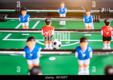 Close-up di calcio da tavolo gioco di calcio sul campo verde (gioco che richiede una mano sfiora) Foto Stock