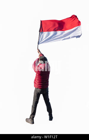 Giovane uomo che indossa red coat con indicatore di mantenimento di indonesia nazionali. isolato su sfondo bianco Foto Stock