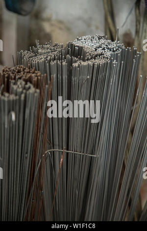 Gruppo di aste metalliche all'interno del contenitore. close-up. Foto Stock