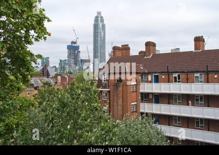 Torre DAMAC costruzione visto da un alloggiamento di Pimlico station wagon nel sud di Londra. Giugno 26, 2019 Foto Stock