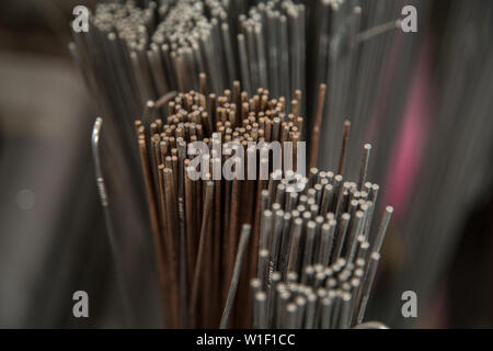 Gruppo di aste metalliche all'interno del contenitore. close-up. Foto Stock