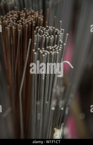 Gruppo di aste metalliche all'interno del contenitore. close-up. Foto Stock