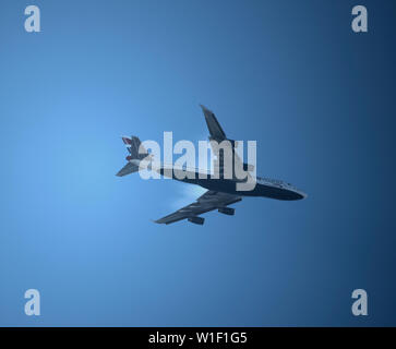 British Airways G-CIVP Boeing 747-436 con il cloud formando sulle sue ali superiori man mano che si avvicina l'aeroporto di Heathrow Foto Stock