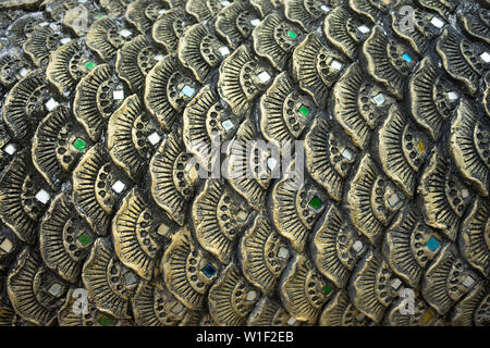 Squame di pesce pattern o antico drago di scale di giorno pubblica in Thailandia popolarmente decorato secondo luoghi buddista Foto Stock