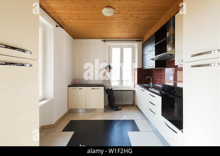 Lonely Man in cucina, pensieroso Foto Stock