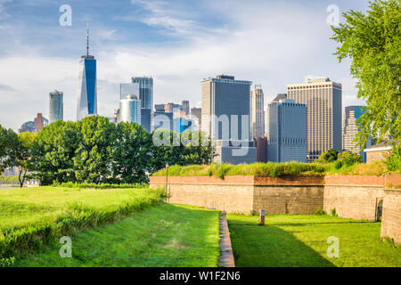 New York, New York, Stati Uniti d'America da Governors Island con forte storico Jay. Foto Stock