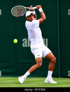 Jay Clarke in azione il giorno due dei campionati di Wimbledon al All England Lawn Tennis e Croquet Club, Wimbledon. Foto Stock