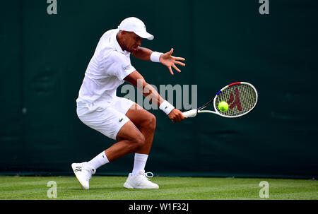 Jay Clarke in azione il giorno due dei campionati di Wimbledon al All England Lawn Tennis e Croquet Club, Wimbledon. Foto Stock