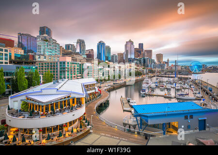 Seattle, Washington, Stati Uniti d'America pier e sullo skyline al tramonto. Foto Stock