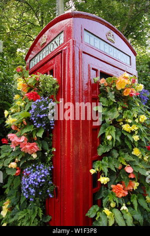 Piantatrice di scatole telefoniche. Un defunto telefono a bordo strada trasformato in un giardino verticale piantato con begonia e lobelia in un villaggio inglese. REGNO UNITO Foto Stock