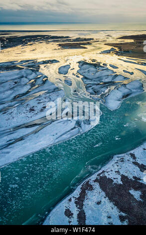 Luce invernale, Crooked il letto del fiume, Thjorsa River, costa sud dell'Islanda Foto Stock