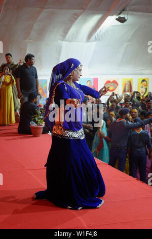 Dancing membro della Comunità Hijra, per il solo uso editoriale, di Allahabad Kumbh Mela, più grande del mondo di raccolta religiosa che, Uttar Pradesh, India Foto Stock