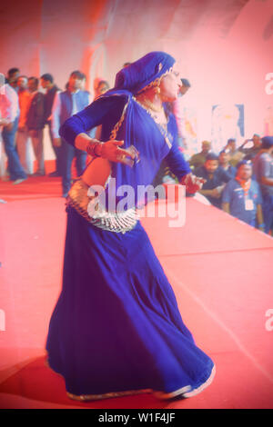 Dancing membro della Comunità Hijra, per il solo uso editoriale, di Allahabad Kumbh Mela, più grande del mondo di raccolta religiosa che, Uttar Pradesh, India Foto Stock