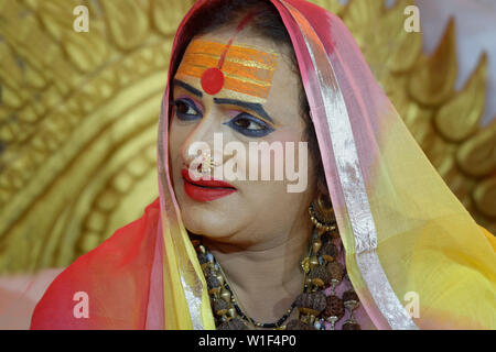 Hijra membro della Comunità, per il solo uso editoriale, di Allahabad Kumbh Mela, più grande del mondo di raccolta religiosa che, Uttar Pradesh, India Foto Stock