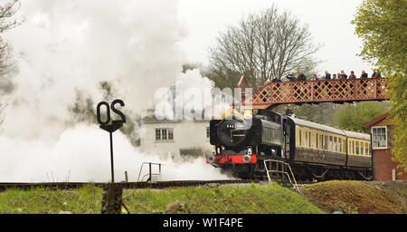 GWR Classe 9400 bauletto serbatoio n. 9466 a Buckfastleigh durante il South Devon Railway il cinquantesimo anniversario di gala. Il loco è in esecuzione come n. 9462. Foto Stock