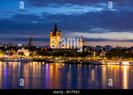 Riva del fiume Reno a Colonia (Germania) a notte Foto Stock