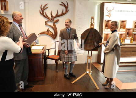 Il conte e la contessa di Forfar preparare a svelare la loro prima placca con il loro nuovo titolo come fanno visita Glenfiddich Whisky Distillery a Dufftown. Foto Stock