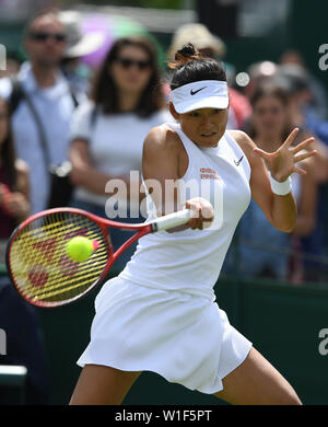 Londra, Gran Bretagna. 2 Luglio, 2019. Wang Yafan della Cina restituisce un colpo durante le Donne Singoli Primo turno match tra Yafan Wang di Cina e Tereza Martincova della Repubblica ceca al 2019 Wimbledon Tennis Championships di Londra, Gran Bretagna, 2 luglio 2019. Credito: Lu Yang/Xinhua/Alamy Live News Foto Stock