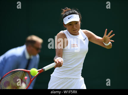 Londra, Gran Bretagna. 2 Luglio, 2019. Wang Yafan della Cina restituisce un colpo durante le Donne Singoli Primo turno match tra Yafan Wang di Cina e Tereza Martincova della Repubblica ceca al 2019 Wimbledon Tennis Championships di Londra, Gran Bretagna, 2 luglio 2019. Credito: Lu Yang/Xinhua/Alamy Live News Foto Stock