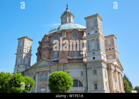 Santuario di Vicoforte chiesa con alberi verdi in una soleggiata giornata estiva in Piemonte, Italia Foto Stock