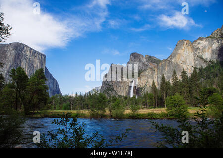 Ampio angolo di Bridal Veil Falls, El Capitan e Merced River nella valle Yosemite National Park, California, Stati Uniti Foto Stock