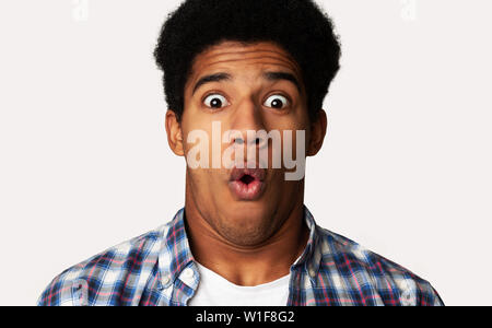 Inorridito ragazzo cerca nel terrore in Telecamera, scioccato emozione Foto Stock