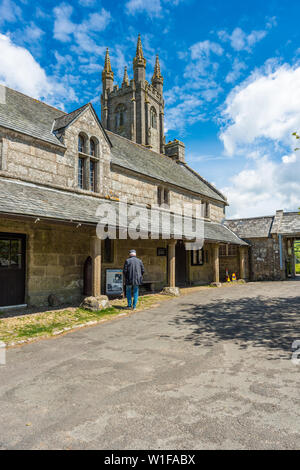 Sextons Cottage e Chiesa casa con St Pancras Chiesa a Widecombe nel villaggio di Moro nel Parco Nazionale di Dartmoor, Devon, Inghilterra, Regno Unito. Foto Stock