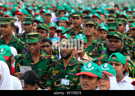 I membri delle forze di sicurezza di partecipare all'evento intitolato "Lakho Konthe Shonar Bangla". Oltre 2,5 lakh persone chorus l inno nazionale a livello nazionale P Foto Stock