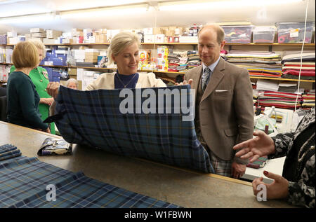 Il conte e la contessa di Forfar visualizzare un Banff e Buchan tartan kilt durante una visita a Keith Kilt Scuola e centro tessile a Keith. Foto Stock