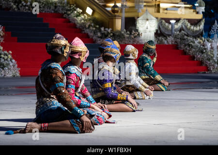 Ramayana pantomime story dancing e che agisce sul terreno da Thailandese studenti nel tempio thailandese Foto Stock