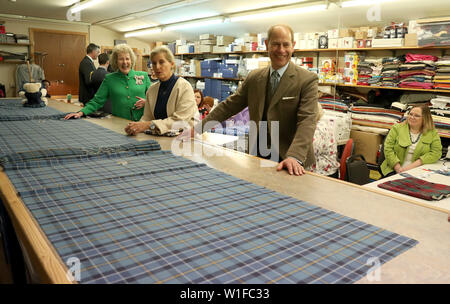 Il conte e la contessa di Forfar visualizzare un Banff e Buchan tartan kilt durante una visita a Keith Kilt Scuola e centro tessile a Keith. Foto Stock