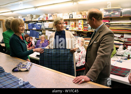 Il conte e la contessa di Forfar visualizzare un Banff e Buchan tartan kilt durante una visita a Keith Kilt Scuola e centro tessile a Keith. Foto Stock