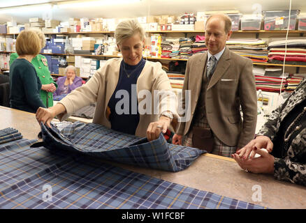 Il conte e la contessa di Forfar visualizzare un Banff e Buchan tartan kilt durante una visita a Keith Kilt Scuola e centro tessile a Keith. Foto Stock