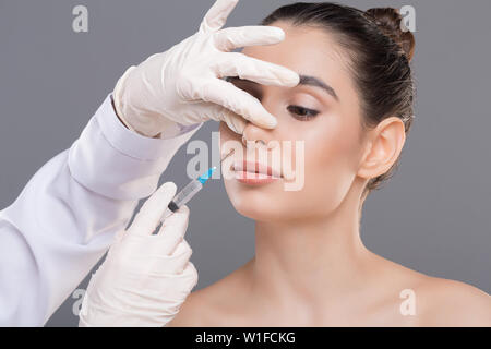 Donne iniettato il ingredienti cosmetici per il naso Foto Stock