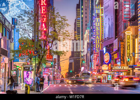NEW YORK CITY - Novembre 14, 2016: il traffico si muove sotto le insegne della 42nd Street. Il Landmark street è sede di numerosi teatri, negozi, Foto Stock