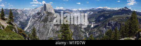 Vista panoramica della cascata del Nevada, Half Dome e Valley da Glacier Point nel Parco Nazionale di Yosemite, California, Stati Uniti Foto Stock