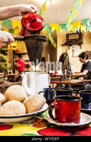 Ottobre 10, 2010 - FlorianÃ³Polis, Santa Catarina, Brasile - formaggio brasiliano pane visto su un tavolo e caffè il drenaggio attraverso un filtro di stoffa a Uai di Minas Ristorante nel credito FlorianÃ³polis: Ricardo Ribas/SOPA Immagini/ZUMA filo/Alamy Live News Foto Stock