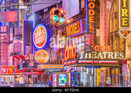NEW YORK CITY - Novembre 14, 2016: il traffico si muove sotto le insegne della 42nd Street. Il Landmark street è sede di numerosi teatri, negozi, Foto Stock