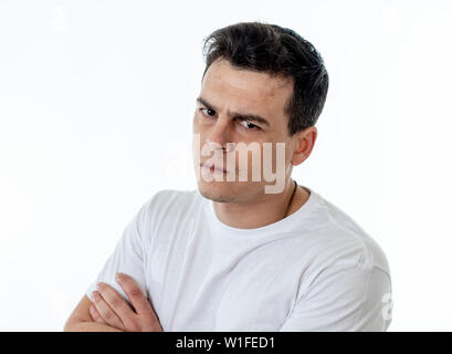 Close up ritratto di un attraente giovane uomo caucasico con volto arrabbiato cercando furioso e pazzo che mostra denti e pugno isolato su sfondo bianco. Foto Stock
