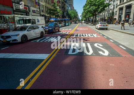 Il traffico su 14th Street a New York il Giovedì 27 Giugno, 2019. A causa del treno l arresto della città vieterà le auto private attraverso il traffico tra la terza e la Nona Avenue sulla strada transitabile con inizio il 1 Luglio tra le ore 6AM-10PM. (© Richard B. Levine) Foto Stock