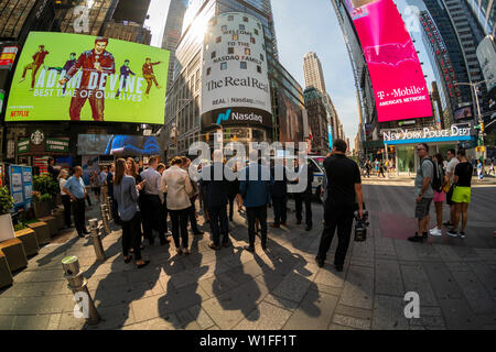 Il RealReal lavoratori con la famiglia e gli amici al di fuori del Nasdaq stock exchange in Times Square a New York il Venerdì, 28 giugno 2019 per l'offerta pubblica iniziale del lusso ri-commerce rivenditore. L'avvio, che vende dopo l'autenticazione, precedentemente di proprietà di beni di lusso sulla partita ha lanciato la sua offerta pubblica iniziale. La stima per la totale lusso mercato di rivendita negli Stati Uniti è di 6 miliardi di dollari. (© Richard B. Levine) Foto Stock