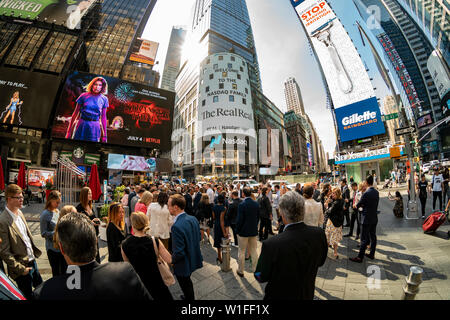 Il RealReal lavoratori con la famiglia e gli amici al di fuori del Nasdaq stock exchange in Times Square a New York il Venerdì, 28 giugno 2019 per l'offerta pubblica iniziale del lusso ri-commerce rivenditore. L'avvio, che vende dopo l'autenticazione, precedentemente di proprietà di beni di lusso sulla partita ha lanciato la sua offerta pubblica iniziale. La stima per la totale lusso mercato di rivendita negli Stati Uniti è di 6 miliardi di dollari. (© Richard B. Levine) Foto Stock